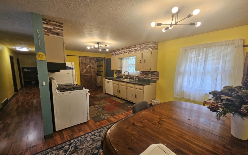 231 Chapman Avenue, Spencer, West Virginia 25276, 4 Bedrooms Bedrooms, 7 Rooms Rooms,2 BathroomsBathrooms,Single Family Detached,For Sale,Chapman,10160239