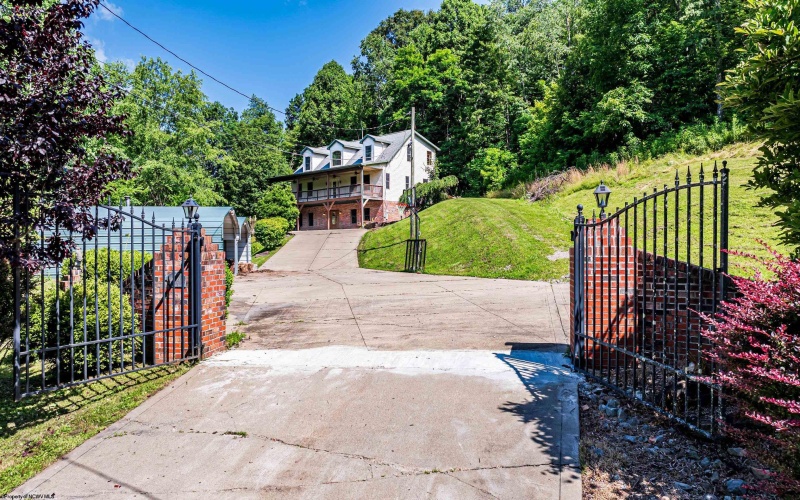 479 Bell Run Road, Spraggs, Pennsylvania 15362, 4 Bedrooms Bedrooms, 8 Rooms Rooms,3 BathroomsBathrooms,Single Family Detached,For Sale,Bell Run,10160286