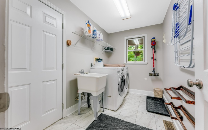 29 Hickory Ridge Road, Morgantown, West Virginia 26508-0941, 4 Bedrooms Bedrooms, 10 Rooms Rooms,2 BathroomsBathrooms,Single Family Detached,For Sale,Hickory Ridge,10160288