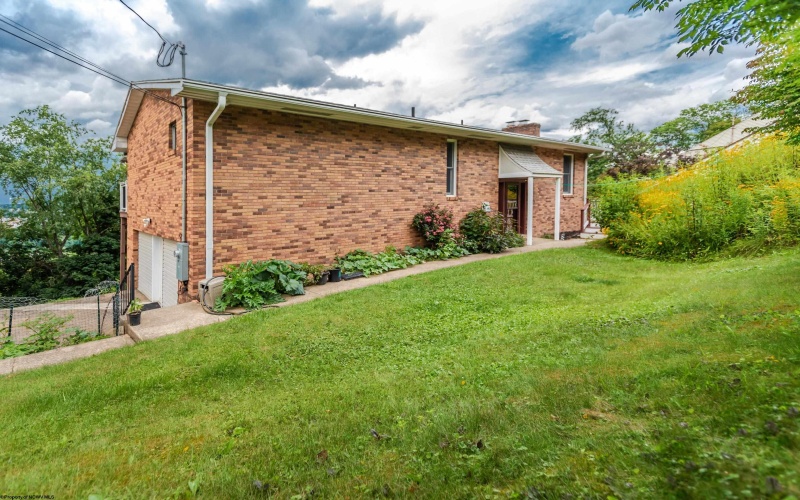 237 Morgantown Avenue, Morgantown, West Virginia 26505, 3 Bedrooms Bedrooms, 8 Rooms Rooms,2 BathroomsBathrooms,Single Family Detached,For Sale,Morgantown,10160309