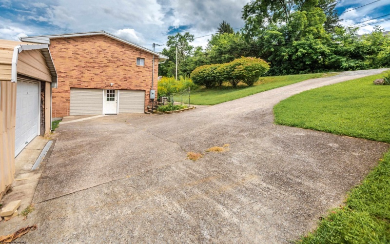 237 Morgantown Avenue, Morgantown, West Virginia 26505, 3 Bedrooms Bedrooms, 8 Rooms Rooms,2 BathroomsBathrooms,Single Family Detached,For Sale,Morgantown,10160309