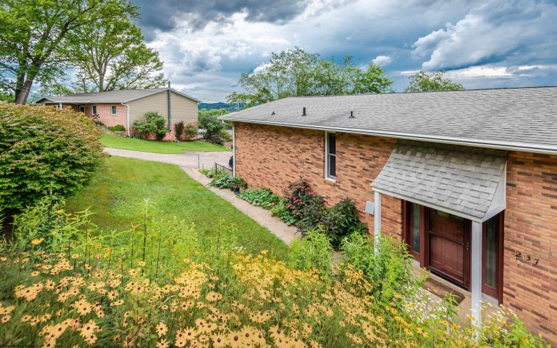 237 Morgantown Avenue, Morgantown, West Virginia 26505, 3 Bedrooms Bedrooms, 8 Rooms Rooms,2 BathroomsBathrooms,Single Family Detached,For Sale,Morgantown,10160309