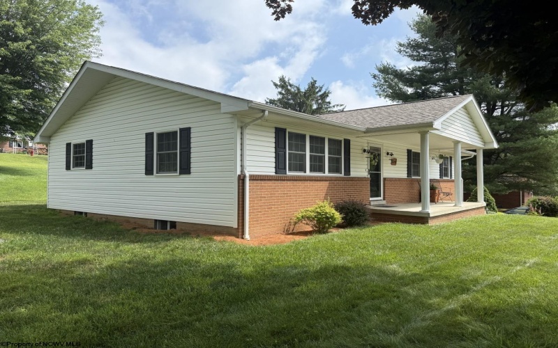 5242 Veterans Memorial Highway, Bridgeport, West Virginia 26330, 3 Bedrooms Bedrooms, 6 Rooms Rooms,2 BathroomsBathrooms,Single Family Detached,For Sale,Veterans Memorial,10160324