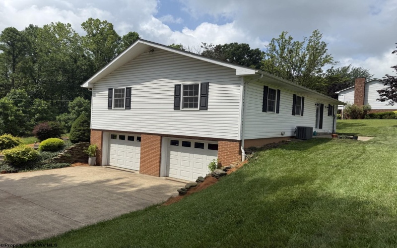 5242 Veterans Memorial Highway, Bridgeport, West Virginia 26330, 3 Bedrooms Bedrooms, 6 Rooms Rooms,2 BathroomsBathrooms,Single Family Detached,For Sale,Veterans Memorial,10160324