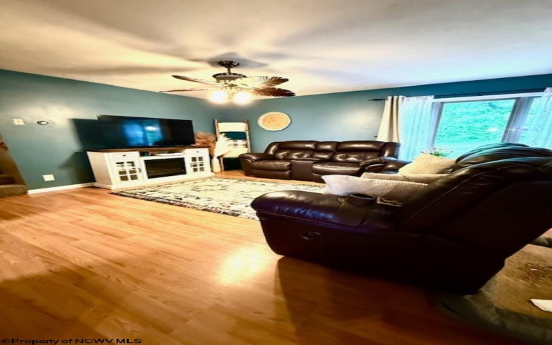 409 4th Avenue, Nutter Fort, West Virginia 26301, 4 Bedrooms Bedrooms, 9 Rooms Rooms,2 BathroomsBathrooms,Single Family Detached,For Sale,4th,10160317