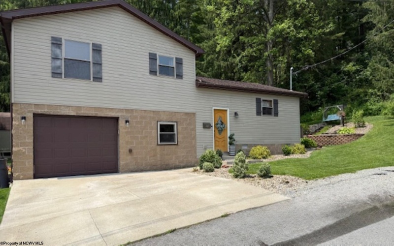 409 4th Avenue, Nutter Fort, West Virginia 26301, 4 Bedrooms Bedrooms, 9 Rooms Rooms,2 BathroomsBathrooms,Single Family Detached,For Sale,4th,10160317