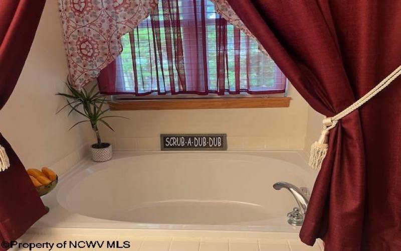 250 Deerfield Circle, Kingwood, West Virginia 26537, 3 Bedrooms Bedrooms, 7 Rooms Rooms,2 BathroomsBathrooms,Single Family Detached,For Sale,Deerfield,10160327