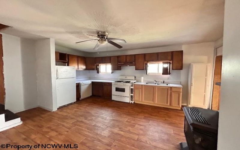 587 Walnut Street, Monongah, West Virginia 26554, 2 Bedrooms Bedrooms, 5 Rooms Rooms,1 BathroomBathrooms,Single Family Detached,For Sale,Walnut,10160344