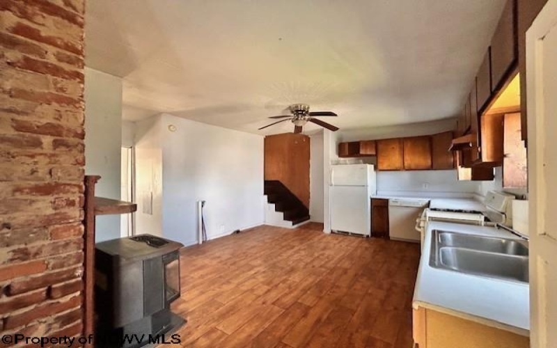 587 Walnut Street, Monongah, West Virginia 26554, 2 Bedrooms Bedrooms, 5 Rooms Rooms,1 BathroomBathrooms,Single Family Detached,For Sale,Walnut,10160344