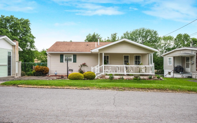 208 Savannah Street, Westover, West Virginia 26501, 3 Bedrooms Bedrooms, 8 Rooms Rooms,2 BathroomsBathrooms,Single Family Detached,For Sale,Savannah,10160371