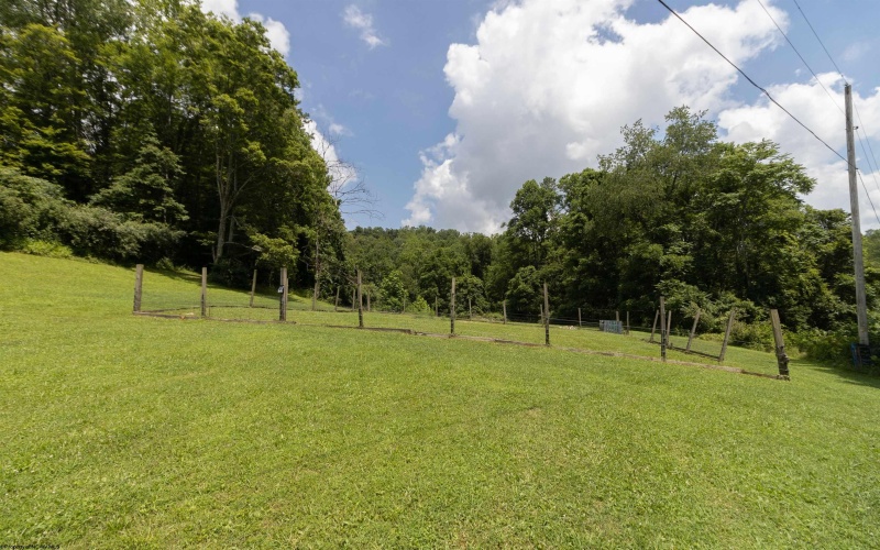 100 Graceland Road, Roanoke, West Virginia 26447, 3 Bedrooms Bedrooms, 8 Rooms Rooms,3 BathroomsBathrooms,Single Family Detached,For Sale,Graceland,10160385