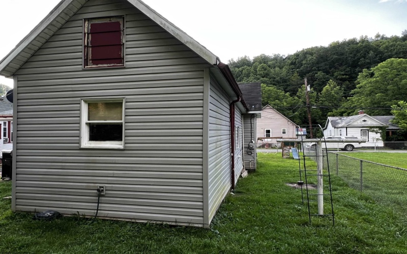 81 Wilson Addition, Salem, West Virginia 26426-1025, 2 Bedrooms Bedrooms, 7 Rooms Rooms,1 BathroomBathrooms,Single Family Detached,For Sale,Wilson,10160426