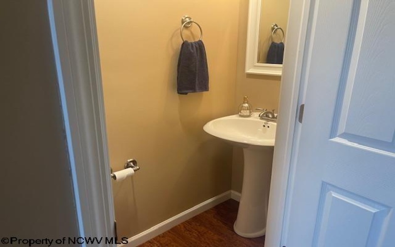 100 Landing Drive, Morgantown, West Virginia 26508-2584, 3 Bedrooms Bedrooms, 6 Rooms Rooms,2 BathroomsBathrooms,Single Family Detached,For Sale,Landing,10160419