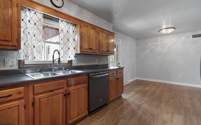 208 Pennsylvania Avenue, Bridgeport, West Virginia 26330-4518, 3 Bedrooms Bedrooms, 7 Rooms Rooms,2 BathroomsBathrooms,Single Family Detached,For Sale,Pennsylvania,10160436