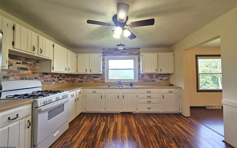 24 Penrose Street, White Hall, West Virginia 26554, 3 Bedrooms Bedrooms, 6 Rooms Rooms,2 BathroomsBathrooms,Single Family Detached,For Sale,Penrose,10160437