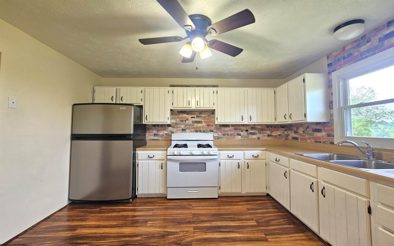 24 Penrose Street, White Hall, West Virginia 26554, 3 Bedrooms Bedrooms, 6 Rooms Rooms,2 BathroomsBathrooms,Single Family Detached,For Sale,Penrose,10160437
