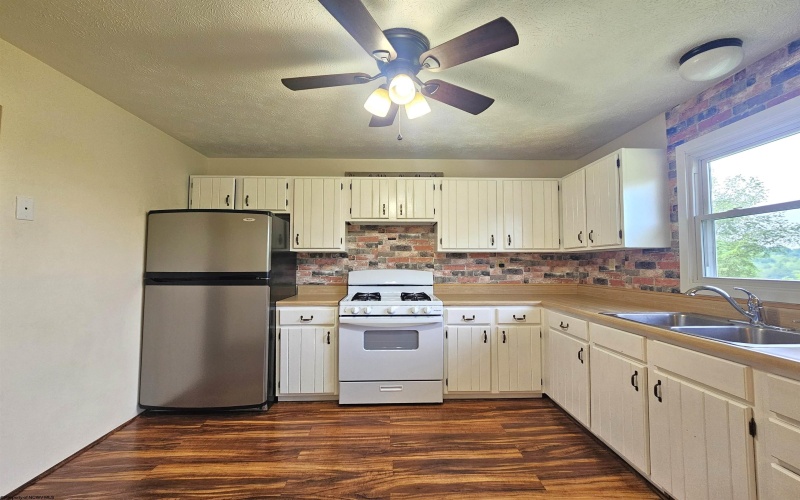 24 Penrose Street, White Hall, West Virginia 26554, 3 Bedrooms Bedrooms, 6 Rooms Rooms,2 BathroomsBathrooms,Single Family Detached,For Sale,Penrose,10160437