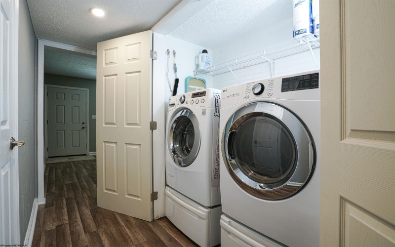 109 Pinewood Road, Clarksburg, West Virginia 26301, 3 Bedrooms Bedrooms, 6 Rooms Rooms,1 BathroomBathrooms,Single Family Attached,For Sale,Pinewood,10160475