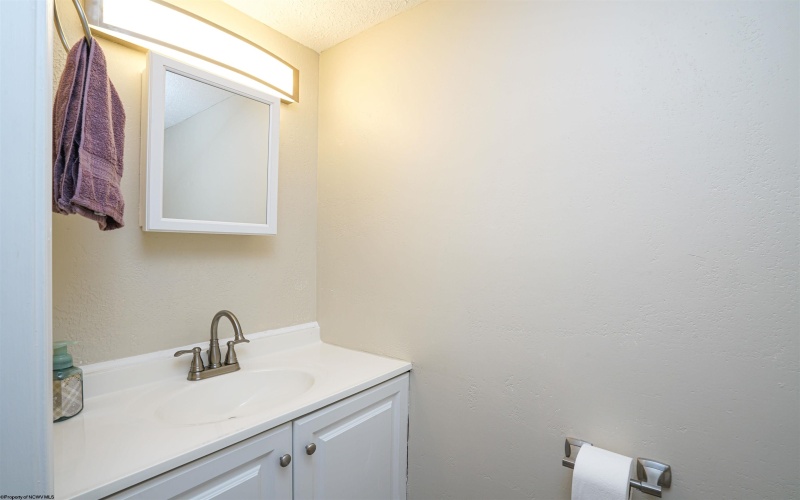 109 Pinewood Road, Clarksburg, West Virginia 26301, 3 Bedrooms Bedrooms, 6 Rooms Rooms,1 BathroomBathrooms,Single Family Attached,For Sale,Pinewood,10160475