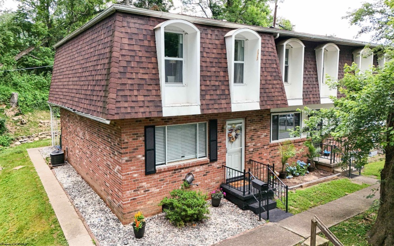 109 Pinewood Road, Clarksburg, West Virginia 26301, 3 Bedrooms Bedrooms, 6 Rooms Rooms,1 BathroomBathrooms,Single Family Attached,For Sale,Pinewood,10160475