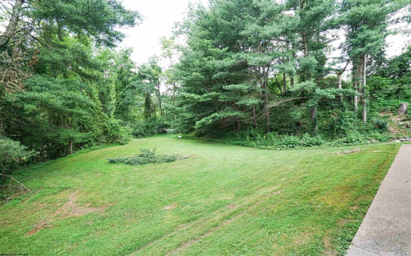 109 Pinewood Road, Clarksburg, West Virginia 26301, 3 Bedrooms Bedrooms, 6 Rooms Rooms,1 BathroomBathrooms,Single Family Attached,For Sale,Pinewood,10160475
