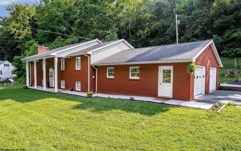 6090 Fairmont Road, Rivesville, West Virginia 26588, 4 Bedrooms Bedrooms, 8 Rooms Rooms,3 BathroomsBathrooms,Single Family Detached,For Sale,Fairmont,10160465