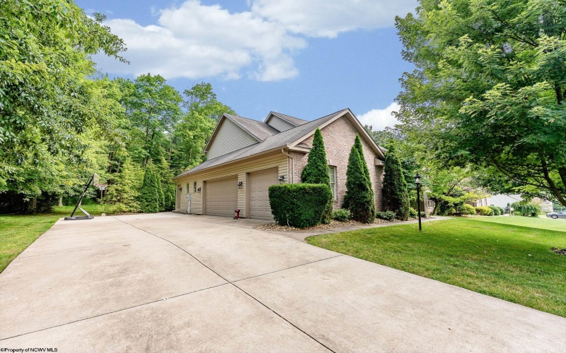 1044 Cross Creek Drive, Uniontown, Pennsylvania 15401, 4 Bedrooms Bedrooms, 7 Rooms Rooms,2 BathroomsBathrooms,Single Family Detached,For Sale,Cross Creek,10160477