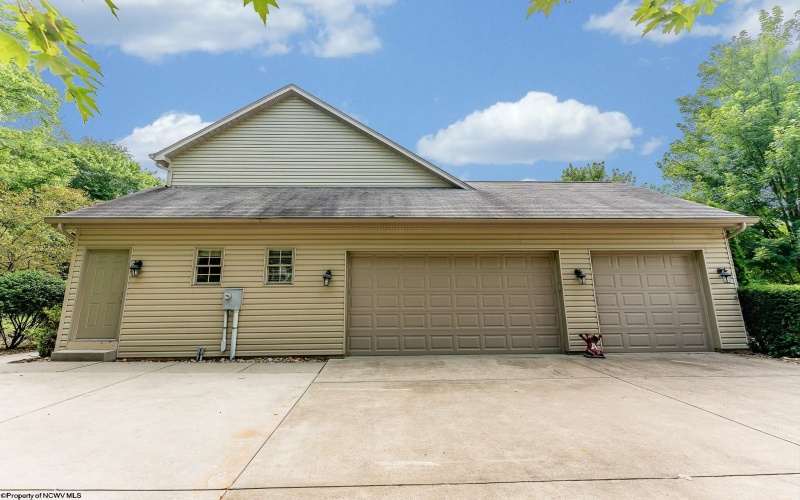 1044 Cross Creek Drive, Uniontown, Pennsylvania 15401, 4 Bedrooms Bedrooms, 7 Rooms Rooms,2 BathroomsBathrooms,Single Family Detached,For Sale,Cross Creek,10160477