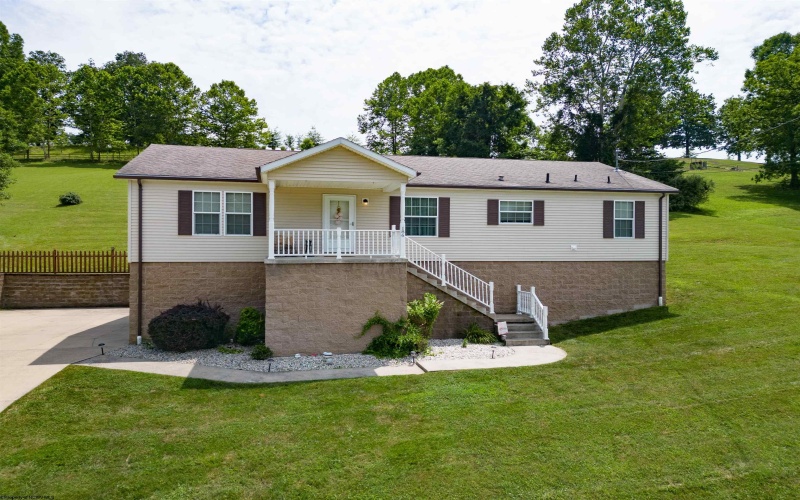186 Robin Lane, Mount Clare, West Virginia 26408, 3 Bedrooms Bedrooms, 6 Rooms Rooms,2 BathroomsBathrooms,Single Family Detached,For Sale,Robin,10160492