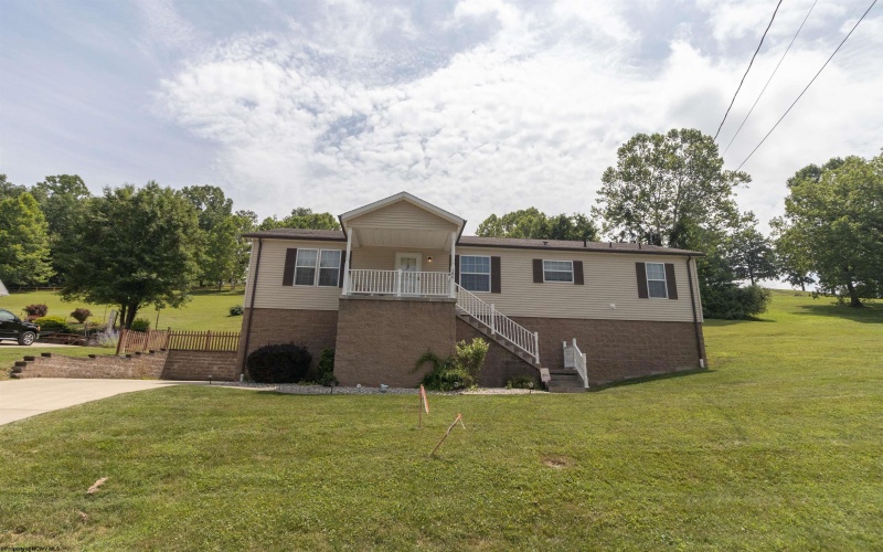 186 Robin Lane, Mount Clare, West Virginia 26408, 3 Bedrooms Bedrooms, 6 Rooms Rooms,2 BathroomsBathrooms,Single Family Detached,For Sale,Robin,10160492