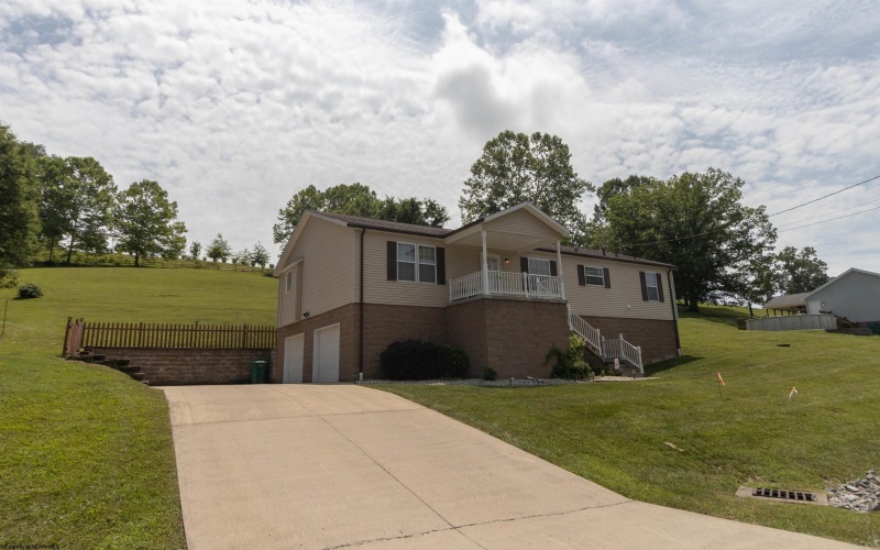 186 Robin Lane, Mount Clare, West Virginia 26408, 3 Bedrooms Bedrooms, 6 Rooms Rooms,2 BathroomsBathrooms,Single Family Detached,For Sale,Robin,10160492