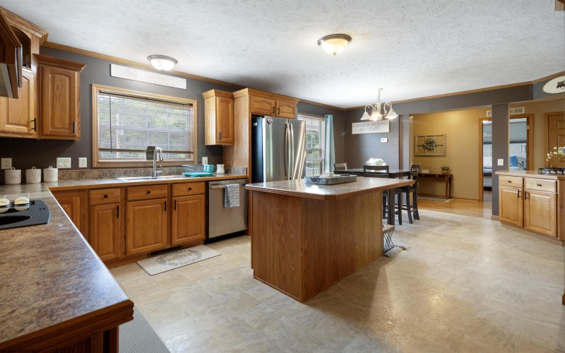 186 Robin Lane, Mount Clare, West Virginia 26408, 3 Bedrooms Bedrooms, 6 Rooms Rooms,2 BathroomsBathrooms,Single Family Detached,For Sale,Robin,10160492