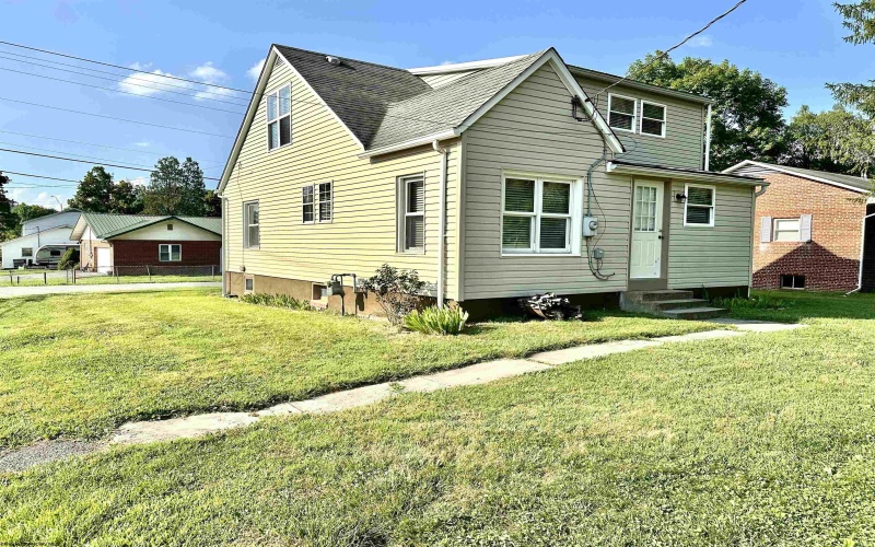 89 Hall Street, Philippi, West Virginia 26416, 3 Bedrooms Bedrooms, 8 Rooms Rooms,1 BathroomBathrooms,Single Family Detached,For Sale,Hall,10160508