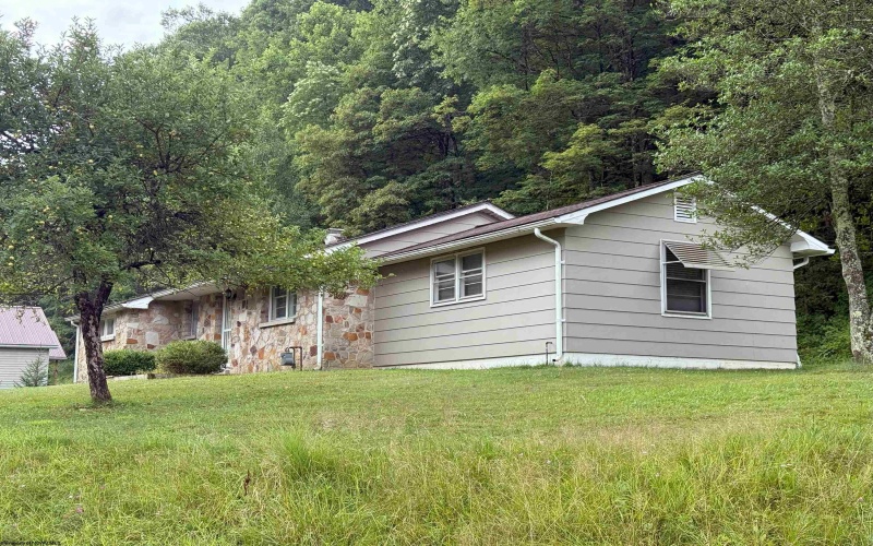 201 Davis & Elkins Street, Elkins, West Virginia 26241, 2 Bedrooms Bedrooms, 5 Rooms Rooms,1 BathroomBathrooms,Single Family Detached,For Sale,Davis & Elkins,10160521