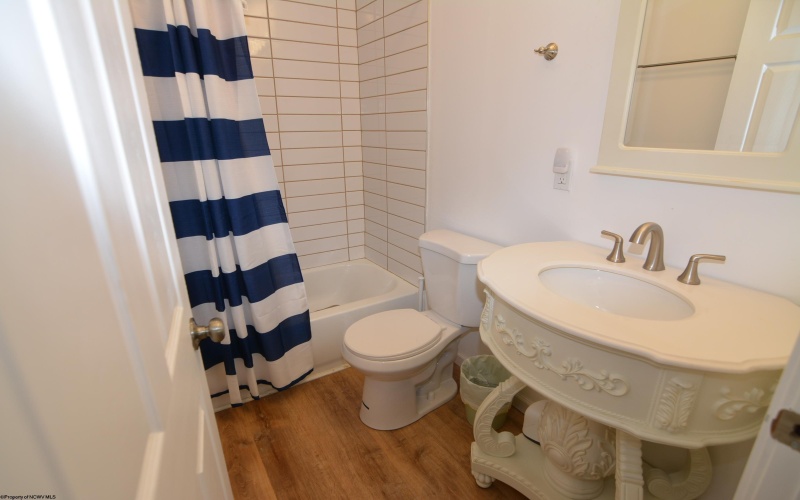 201 Winding Way, Clarksburg, West Virginia 26301, 3 Bedrooms Bedrooms, 7 Rooms Rooms,2 BathroomsBathrooms,Single Family Detached,For Sale,Winding,10160543