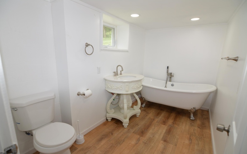 201 Winding Way, Clarksburg, West Virginia 26301, 3 Bedrooms Bedrooms, 7 Rooms Rooms,2 BathroomsBathrooms,Single Family Detached,For Sale,Winding,10160543
