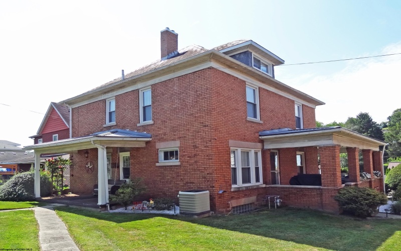 704 Morgantown Avenue, Fairmont, West Virginia 26554, 3 Bedrooms Bedrooms, 8 Rooms Rooms,1 BathroomBathrooms,Single Family Detached,For Sale,Morgantown,10160531