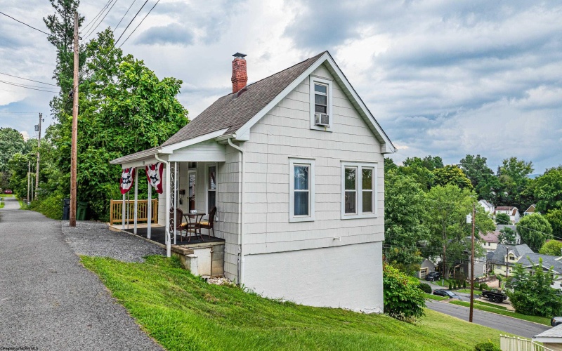 833 Louise Avenue, Morgantown, West Virginia 26505, 1 Bedroom Bedrooms, 5 Rooms Rooms,1 BathroomBathrooms,Single Family Detached,For Sale,Louise,10160558