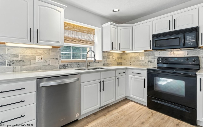 952 Ashton Place, Morgantown, West Virginia 26508, 2 Bedrooms Bedrooms, 5 Rooms Rooms,2 BathroomsBathrooms,Single Family Attached,For Sale,Ashton,10160554