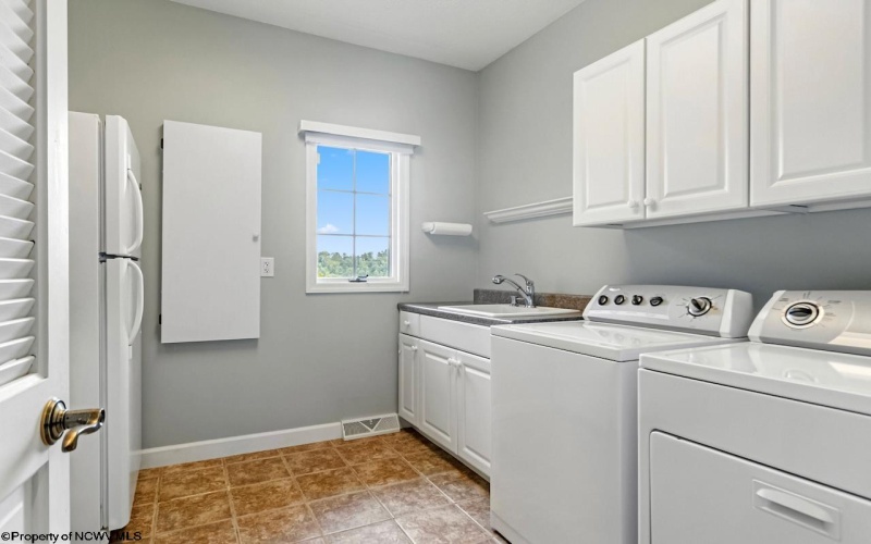 3951 Eastlake Drive, Morgantown, West Virginia 26508, 4 Bedrooms Bedrooms, 8 Rooms Rooms,3 BathroomsBathrooms,Single Family Detached,For Sale,Eastlake,10160556