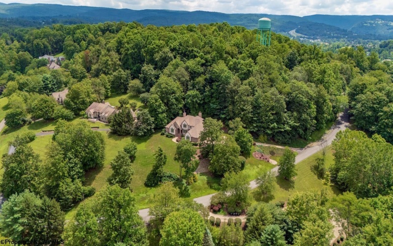 3951 Eastlake Drive, Morgantown, West Virginia 26508, 4 Bedrooms Bedrooms, 8 Rooms Rooms,3 BathroomsBathrooms,Single Family Detached,For Sale,Eastlake,10160556