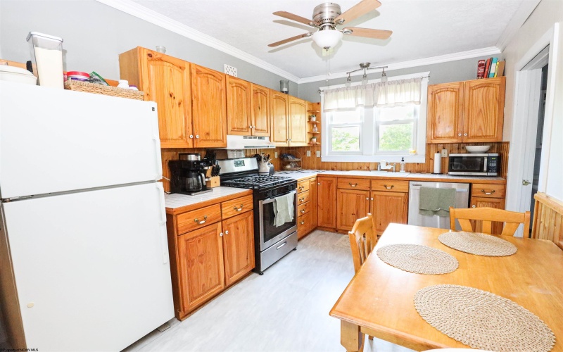 521 Center Street, Morgantown, West Virginia 26505, 4 Bedrooms Bedrooms, 6 Rooms Rooms,3 BathroomsBathrooms,Single Family Detached,For Sale,Center,10160559