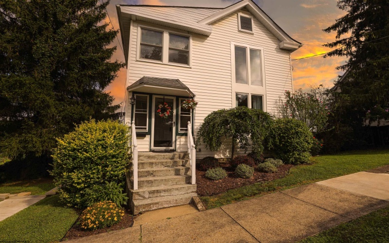 521 Center Street, Morgantown, West Virginia 26505, 4 Bedrooms Bedrooms, 6 Rooms Rooms,3 BathroomsBathrooms,Single Family Detached,For Sale,Center,10160559