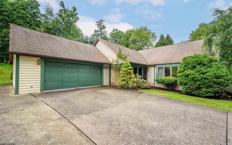 2374 Lakeside Estates, Morgantown, West Virginia 26508, 4 Bedrooms Bedrooms, 8 Rooms Rooms,3 BathroomsBathrooms,Single Family Detached,For Sale,Lakeside,10160580