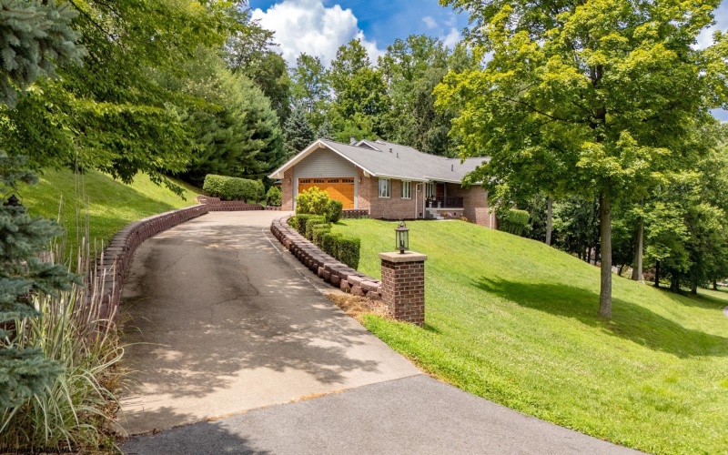 3101 Greystone Drive, Morgantown, West Virginia 26508-8601, 3 Bedrooms Bedrooms, 8 Rooms Rooms,3 BathroomsBathrooms,Single Family Detached,For Sale,Greystone,10160578