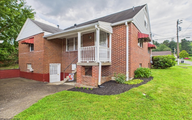 926 East Avenue, Shinnston, West Virginia 26431, 4 Bedrooms Bedrooms, 7 Rooms Rooms,2 BathroomsBathrooms,Single Family Detached,For Sale,East,10160577