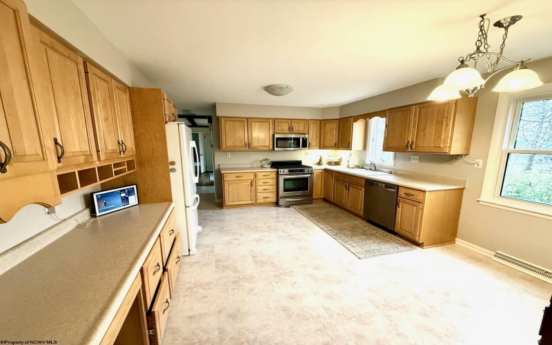 41 Chardonnay Drive, Morgantown, West Virginia 26508-9313, 4 Bedrooms Bedrooms, 10 Rooms Rooms,2 BathroomsBathrooms,Single Family Detached,For Sale,Chardonnay,10160565