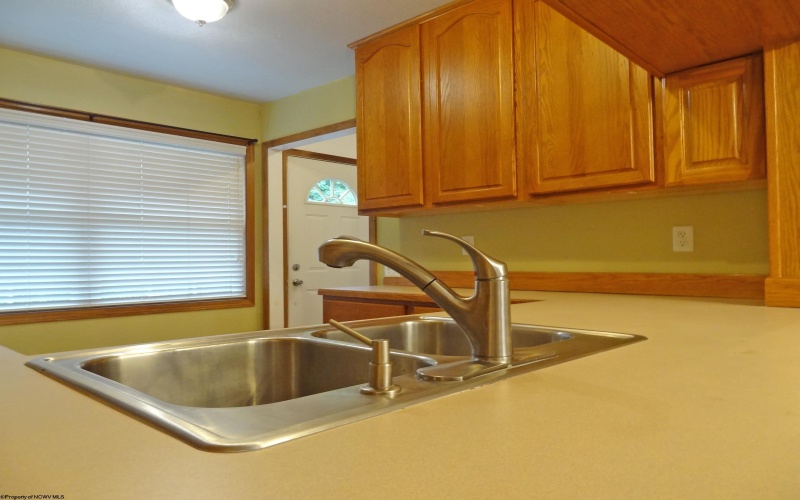 9 Hanna Lane, Morgantown, West Virginia 26505-8063, 2 Bedrooms Bedrooms, 4 Rooms Rooms,1 BathroomBathrooms,Single Family Attached,For Sale,Hanna,10160606