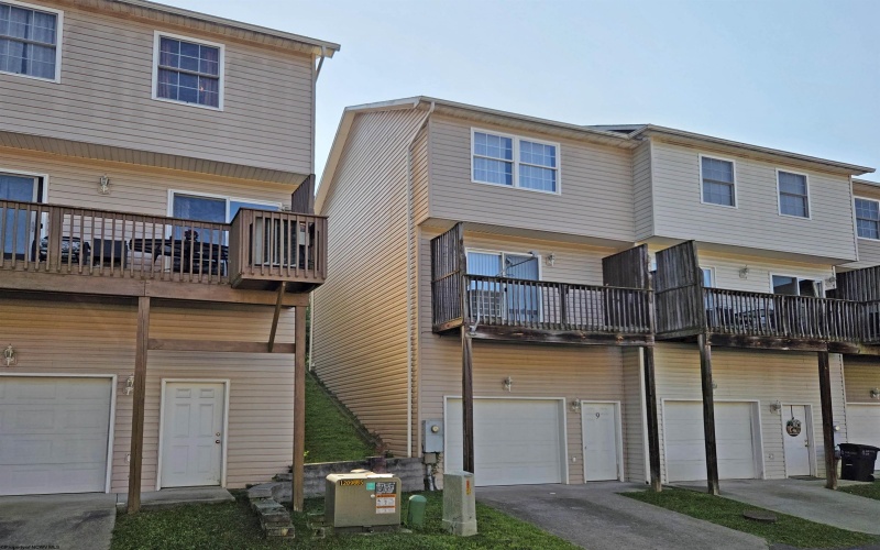 9 Hanna Lane, Morgantown, West Virginia 26505-8063, 2 Bedrooms Bedrooms, 4 Rooms Rooms,1 BathroomBathrooms,Single Family Attached,For Sale,Hanna,10160606