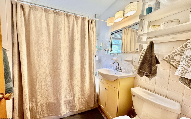 1131 SUNSET Drive, Fairmont, West Virginia 26554, 2 Bedrooms Bedrooms, 4 Rooms Rooms,1 BathroomBathrooms,Single Family Detached,For Sale,SUNSET,10160629